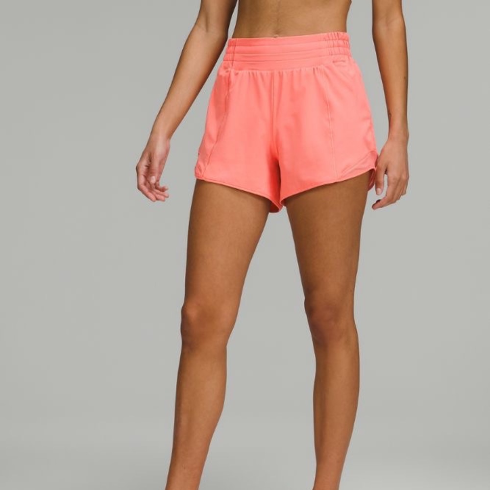 Lululemon raspberry cream hotty hots NWOT. Size 4 with 4 inch inseam